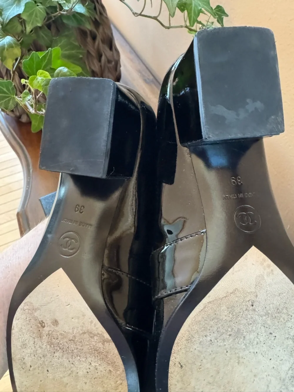 CHANEL Black Patent Leather Women's Loafers with CC Logo - Picture 7 of 9